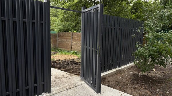 Калитка из евроштакетника в цвет забора, цвет графит