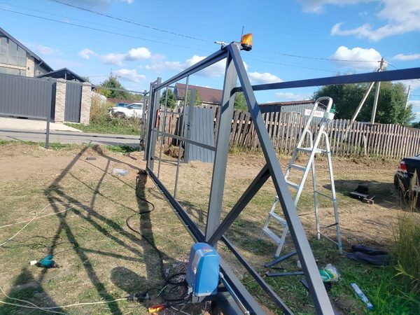 Монтаж откатных ворот с автоматикой и сигнальной лампой