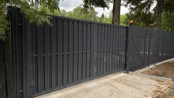 Откатные ворота из евроштакетника с автоматикой, цвет графит