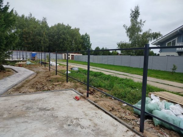 Монтаж каркаса забора: столбы 60×60 и лаги, цвет графит