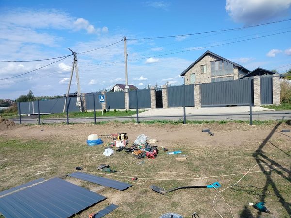 Забор с кирпичными столбами и откатные ворота — готовый объект