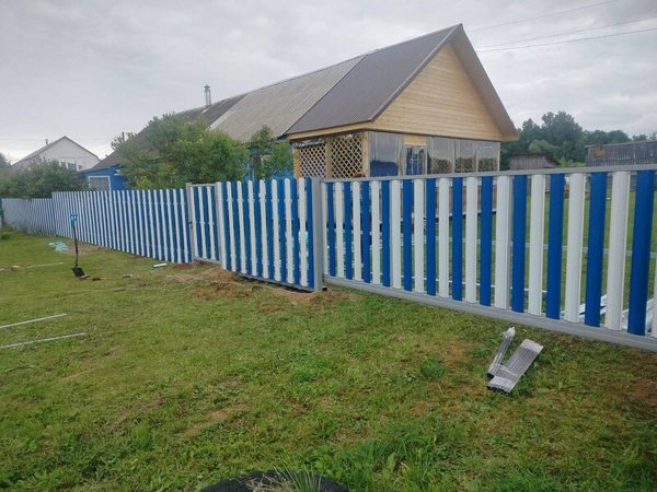 Двухцветный евроштакетник — монтаж забора на участке