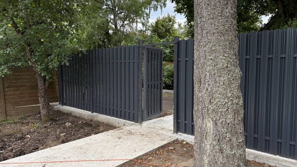 Забор и калитка из штакетника цвета графит на бетонном цоколе