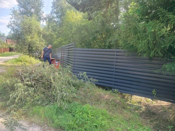 Забор-жалюзи цвета графит по периметру участка
